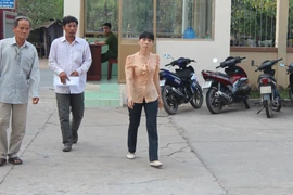 Nhơn Trạch: Trao quyết định đình chỉ vụ án cho chủ đầm tôm