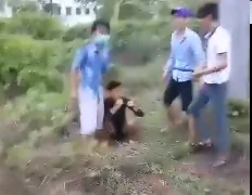 Một thiếu niên bị đánh gục rồi quay clip đăng lên mạng
