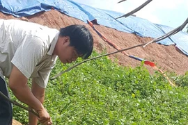 Lấy mẫu kiểm tra công ty bị người dân 'tố' gây ô nhiễm 