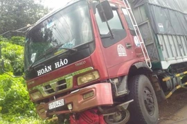 Xe tải kéo lê xe máy 20 m, cô gái trẻ nguy kịch