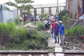Băng xe máy qua đường ray, hai người bị tàu đâm chết
