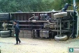 Cả chục tấn cà phê trên xe container tràn ra cao tốc