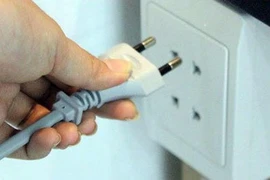 Nhậu rồi mang dây điện ra chơi, bị giật chết 