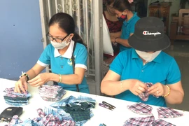 Phụ nữ phường may 30.000 khẩu trang vải tặng miễn phí cho dân