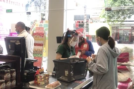 Nhân viên nhiều siêu thị, cửa hàng phải mang nón chống dịch