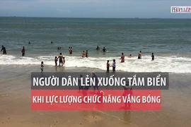 Người dân lẻn xuống tắm biển khi vắng lực lượng chức năng