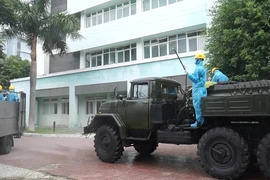 Quân đội phun hóa chất khử khuẩn tại Bệnh viện C17 Đà Nẵng