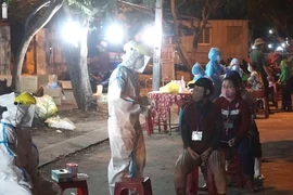 Ngư dân, thương lái xếp hàng xuyên đêm chờ lấy mẫu xét nghiệm