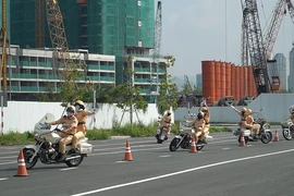 Hút hồn trước ‘tay lái lụa’ của đội nữ CSGT dẫn đoàn