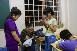 Cô Ba bán vé số và lớp học tình thương