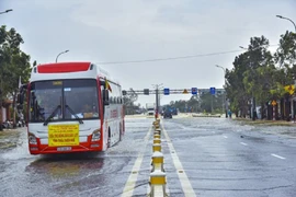Huế: Hàng loạt phương tiện mắc kẹt trên quốc lộ 1A do ngập sâu