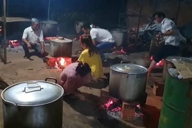 Người dân Đắk Lắk gói bánh tét hỗ trợ bà con miền Trung 