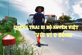 Chàng trai đi bộ xuyên Việt với ví 0 đồng