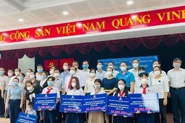 Video: Ngành điện TP.HCM đỡ đầu cho 35 trẻ mồ côi cha mẹ do COVID-19