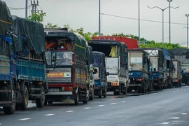 Video: Ô tô ùn ứ gần 2km ở chốt kiểm soát dịch giữa Đà Nẵng và Quảng Nam