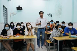Video: Thầy giáo ‘bao đồng’ ở nhà thuê, nhường đất xây trường dạy học miễn phí 