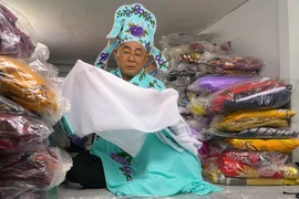 Video: Gần 30 năm ‘thổi hồn’ cho trang phục cải lương