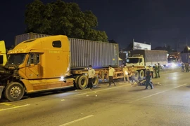 Video: Chạy vào làn ôtô, người đàn ông tông đuôi xe container, tử vong tại chỗ
