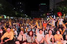 Video: Người hâm mộ đội tuyển U23 Việt Nam ‘rực lửa’ tại phố đi bộ Nguyễn Huệ