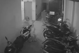 Video: Thanh niên lén đi theo người thuê trọ, đột nhập vào trong trộm xe máy