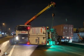 Video: Xe tải tông dải phân cách, lật ngang giữa đường