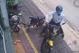 Video: Vào cửa hàng giả vờ mua đồ rồi trộm điện thoại của nhân viên