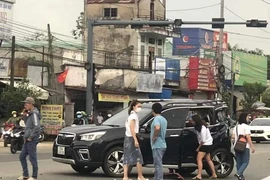 Video: Xe khách tông xe 7 chỗ ở ngã tư, nhiều người thoát chết