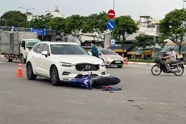 Video: Ô tô va chạm xe máy, 2 người nguy kịch