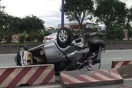 Video: Taxi bị container tông lật ngửa, 2 người thoát chết
