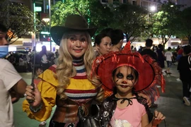 Video: Hàng ngàn người đến phố đi bộ Nguyễn Huệ chơi Halloween