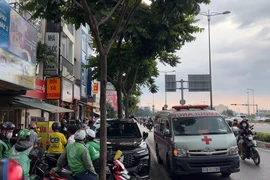 Video: Dừng xe đạp mua vé số, người đàn ông tử vong tại chỗ