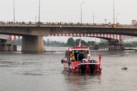 Video: Đang nhậu thấy nóng nực nên xuống sông tắm, một người mất tích