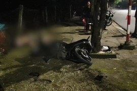 Video: Tông vào cây xanh trên vỉa hè, nam thanh niên tử vong tại chỗ