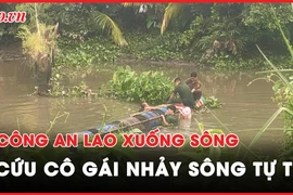 Video: Đang cấp tài khoản định danh, tổ công tác lao xuống nước cứu một cô gái tự tử