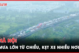 Hà Nội: Mưa lớn từ chiều, kẹt xe nhiều tuyến đường