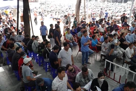 TP.HCM: Người dân vật vã xếp hàng từ 5h sáng, điểm đổi GPLX quá tải
