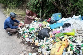 Phát hiện mỹ phẩm nghi hàng giả bị vứt bỏ ven đường ở Đà Lạt