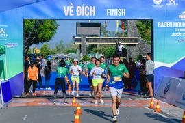 Hơn 8.000 vận động viên chinh phục đường chạy núi Bà Đen