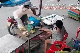 Giả vờ mua hàng, đôi nam nữ giật điện thoại của phụ nữ khuyết tật