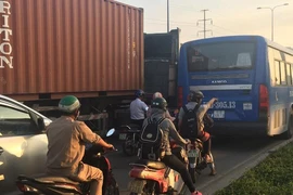 TP.HCM: Mệt mỏi “bò” về nhà sau chiều đầu tuần