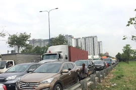 Kẹt xe 4 giờ ở đường dẫn vào cao tốc Long Thành