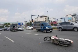 Một phụ nữ văng lên kính xe tải rồi rơi xuống đường ở Thủ Đức