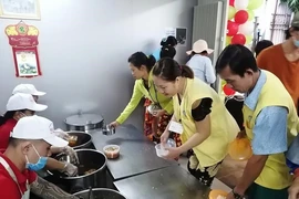 Cơ sở có bếp ăn tập thể phải bố trí người ăn đủ khoảng cách 