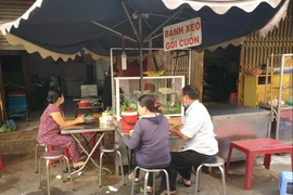 Vẫn còn một vài cửa hàng ăn uống phục vụ khách tại chỗ