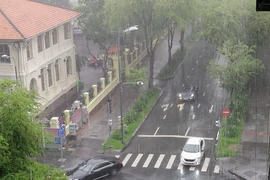 Giữa trưa có mưa lớn ở nhiều quận tại TP.HCM