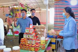 Nhiều thực phẩm, bánh kẹo phục vụ mua sắm tết tại hội chợ 