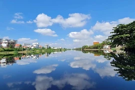 Giảm ô nhiễm sông, kênh rạch nhờ thiết bị vớt rác hiện đại