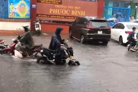 Nhiều tuyến đường ở TP.HCM ngập nặng sau cơn mưa lớn