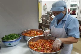 Nhân viên nhà bếp Trường Tiểu học Trưng Trắc (quận 11, TP.HCM) đang sơ chế thực phẩm. Ảnh: TRẦN NGỌC 