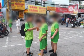 Thực phẩm hàng rong trước cổng trường: Giá rẻ nhưng nhiều nỗi lo